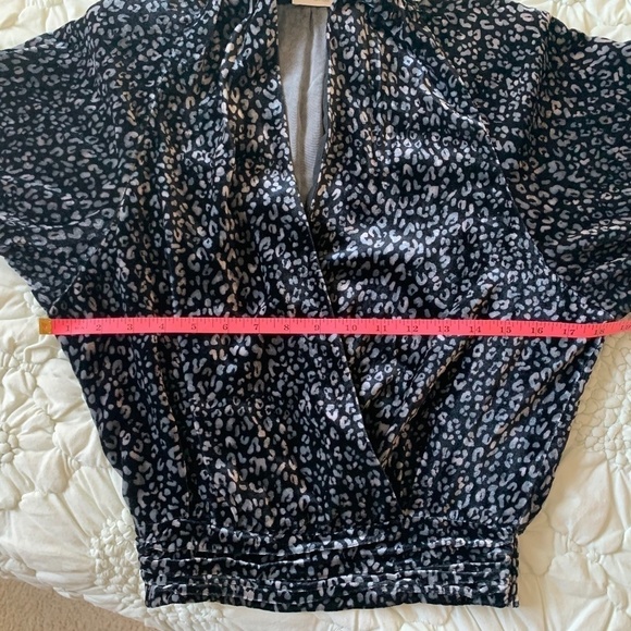 RAMY BROOK Jordyn Velvet Top w/deep-v neckline, Black/Grey Leopard Print Sz XS - Picture 6 of 11
